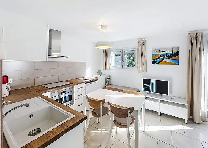 Le Perregaux By Interhome Lägenhet Le Lavandou